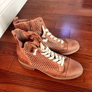 Women’s Report Tan boots